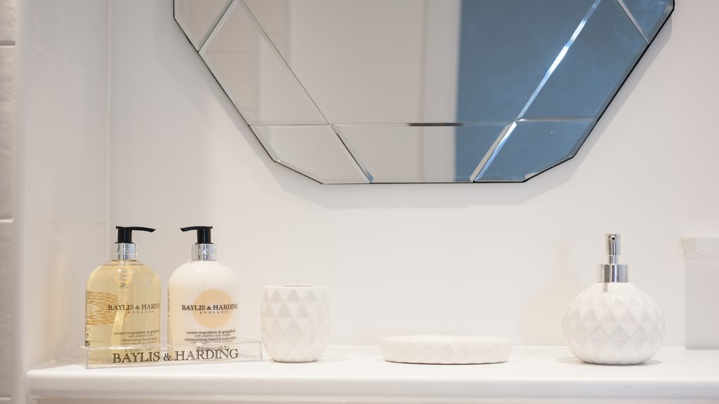 Tailored Stays De Havilland House Bathroom area Serviced apartment